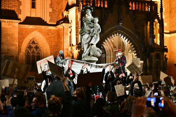 Na ulicach kolejny dzień protestów przeciwko orzeczeniu TK ws. aborcji. Pod kościołami modlitwy i śpiewy