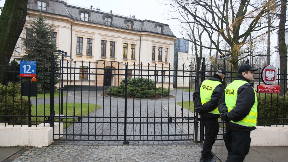 Sędziowie Trybunału Konstytucyjnego Mariusz Muszyński, Lech Morawski i Henryk Cioch zostali w pełni włączeni do składu Trybunału Konstytucyjnego - wynika z informacji na stronie TK. Przez rok nie dopuszczał ich do tego dotychczasowy prezes TK Andrzej Rzepliński.