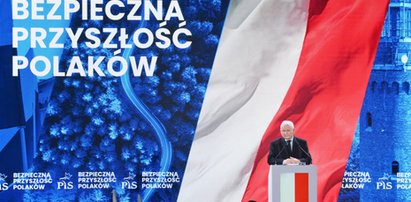 Prezes PiS osłonił karty. I obiecuje jeszcze wcześniejsze emerytury