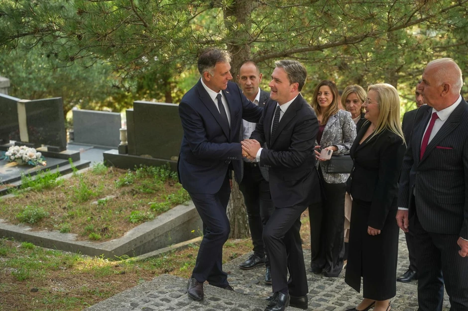 Selaković na grobu Alekse Šantića