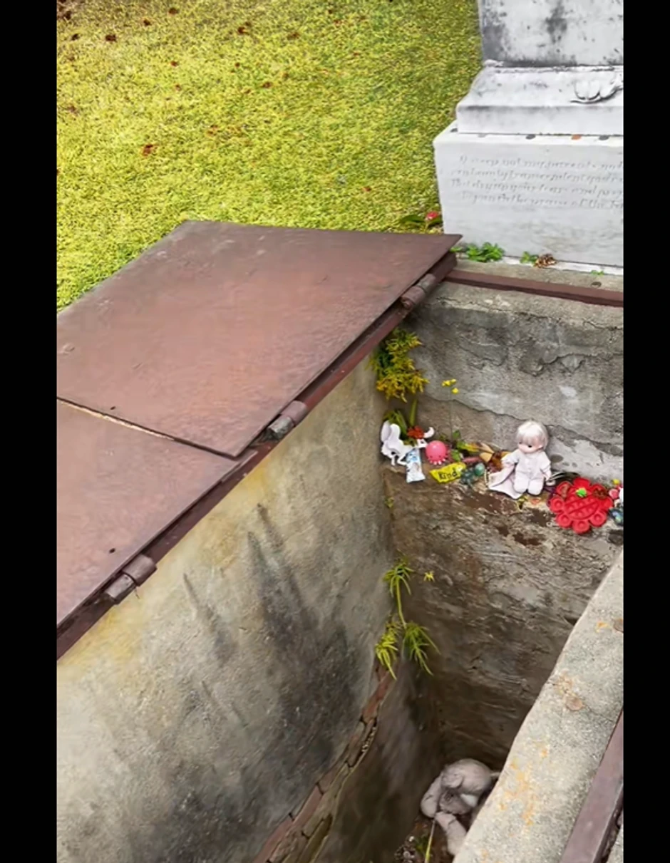 Metalna vrata iza groba