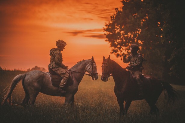 Brytyjski żołnierz z Royal Lancers w trakcie rozpoznania z polskim żołnierzem z 2. Lubelskiej Brygady Obrony Terytorialnej.