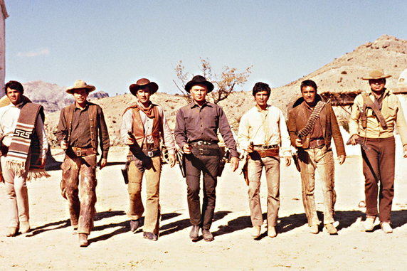 Yul Brynner jako Chris Adams w filmie "Powrót siedmiu wspaniałych" (1966). Na zdjęciu także: Jordan Christopher, Robert Fuller, Julián Mateos, Claude Akins, Warren Oates i Virgilio Teixeira 