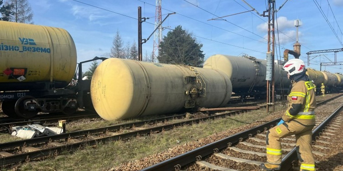 Groźne zdarzenie na torach pod Oleśnicą. Wykoleiły się trzy cysterny z paliwem lotniczym.