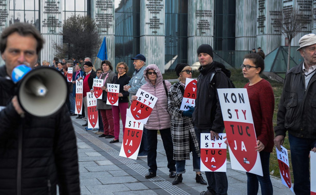 "Konstytucja", "Wolne sądy". Przed Sądem Najwyższym protest przeciwników zmian w sądownictwie