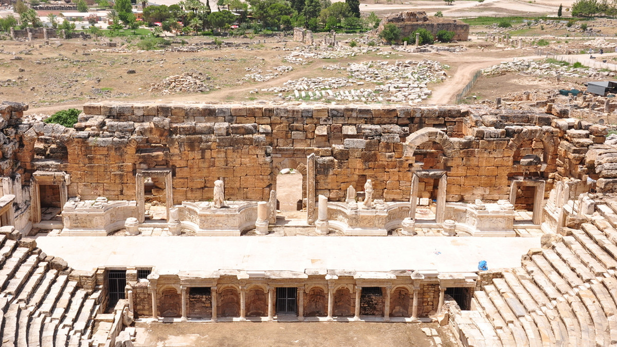 Archeolodzy odnaleźli na stanowisku w środkowej Turcji gliniane tabliczki pokryte pismem klinowym sprzed 4000 lat z najstarszą umową handlową w Anatolii - informuje serwis internetowy Assyrian International News Agency.