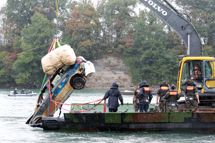 Radiowóz policji wyłowiony z rzeki