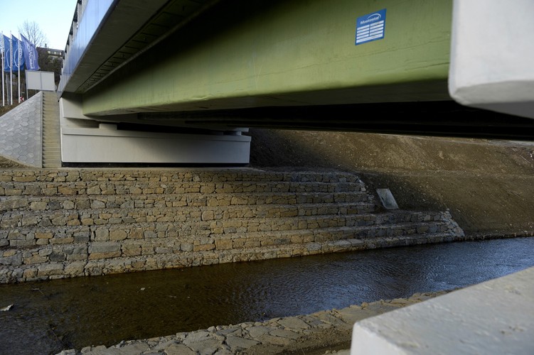 Kompozyty wykorzystane zostały także przy wykonaniu zbrojenia betonowej płyty pomostowej. Takie wykonanie płyt pomostowych jest unikatowe w skali świata.
