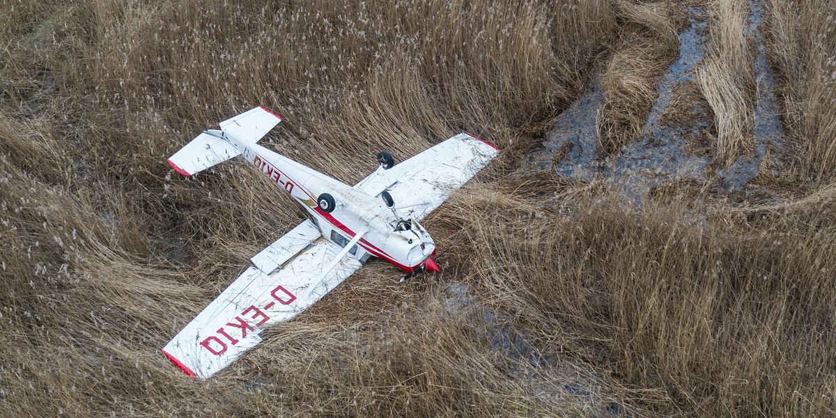 Cessna ciągle leży w bagnistym terenie.