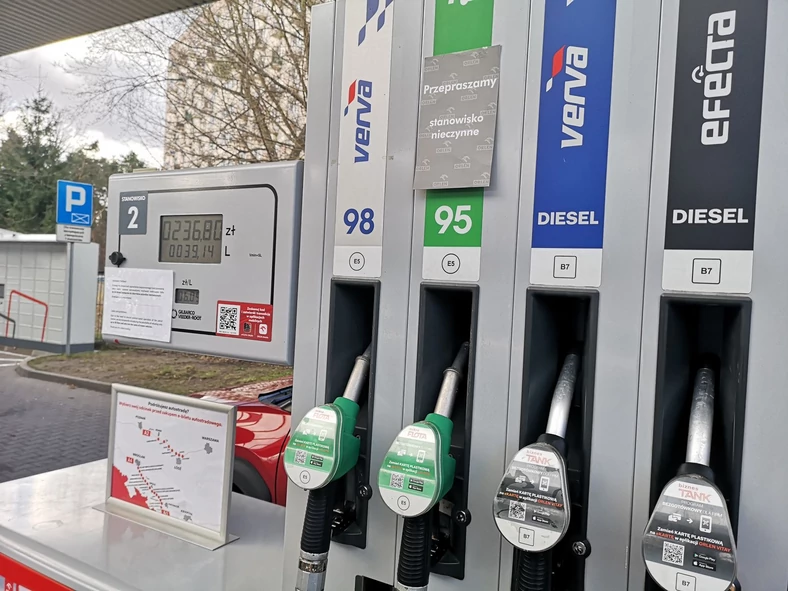 Benzyna 95 i kartki na dystrybutorach. Orlen wyjaśnia - Dziennik.pl