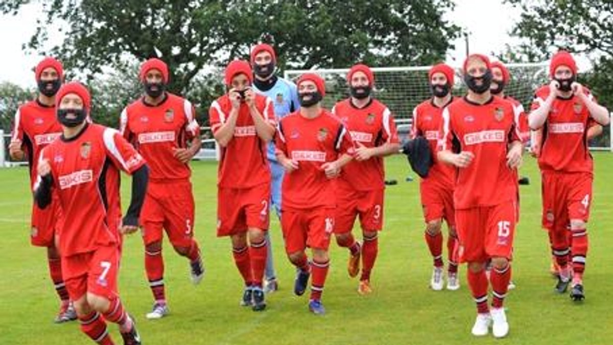 Dla swoich sponsorów sportowcy robią różne rzeczy, ale czegoś takiego jeszcze nie widzieliśmy! Piłkarze z zespołu Kendal Town z Northern Premier League pozowali do zdjęć w sztucznych brodach. Dlaczego?