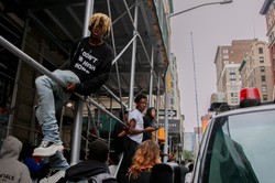 Od darmowych PlayStation po bitwę z policją. Sytuacja wymknęła się spod kontroli