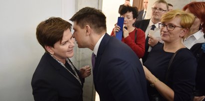 Posłowie podzielili się opłatkiem. Petru czekał w kolejce do Szydło!