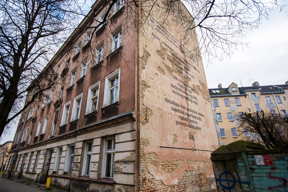 POZNAŃ POETYCKIE MURALE NA ŚCIANACH KAMIENIC (murale z poezją na ścianach kamienic)