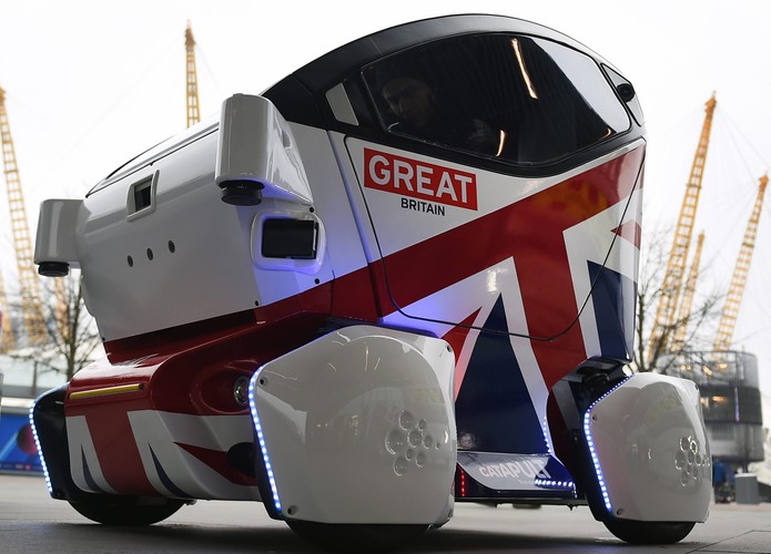 Jeżeli interesujesz się nietypowymi projektami związanymi z motoryzacją to musisz obaczyć niezwykły, autonomiczny samochód 'LUTZ Pathfinder'. Być może właśnie <a href='http://forsal.pl/galerie/852940,zdjecie,1,zobacz-czym-brytyjczycy-beda-w-przyszlosci-jezdzic-po-miastach.html' style='color: blue'>takimi pojazdami będą w przyszłości jeździć po miastach Brytyjczycy. </a>