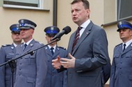 Ówczesny minister spraw wewnętrznych i administracji Mariusz Błaszczak w asyście Komendanta Głównego Policji, nadinspektora Jarosława Szymczyka przywrócił posterunek policji w gminie Łyse. 15.06.2016 r