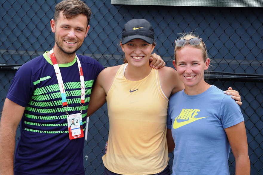 Od lewej: Piotr Sierzputowski, Iga Świątek i Daria Abramowicz (6.08.2019)