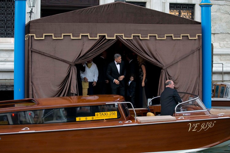 George Clooney wita ślubnych gości