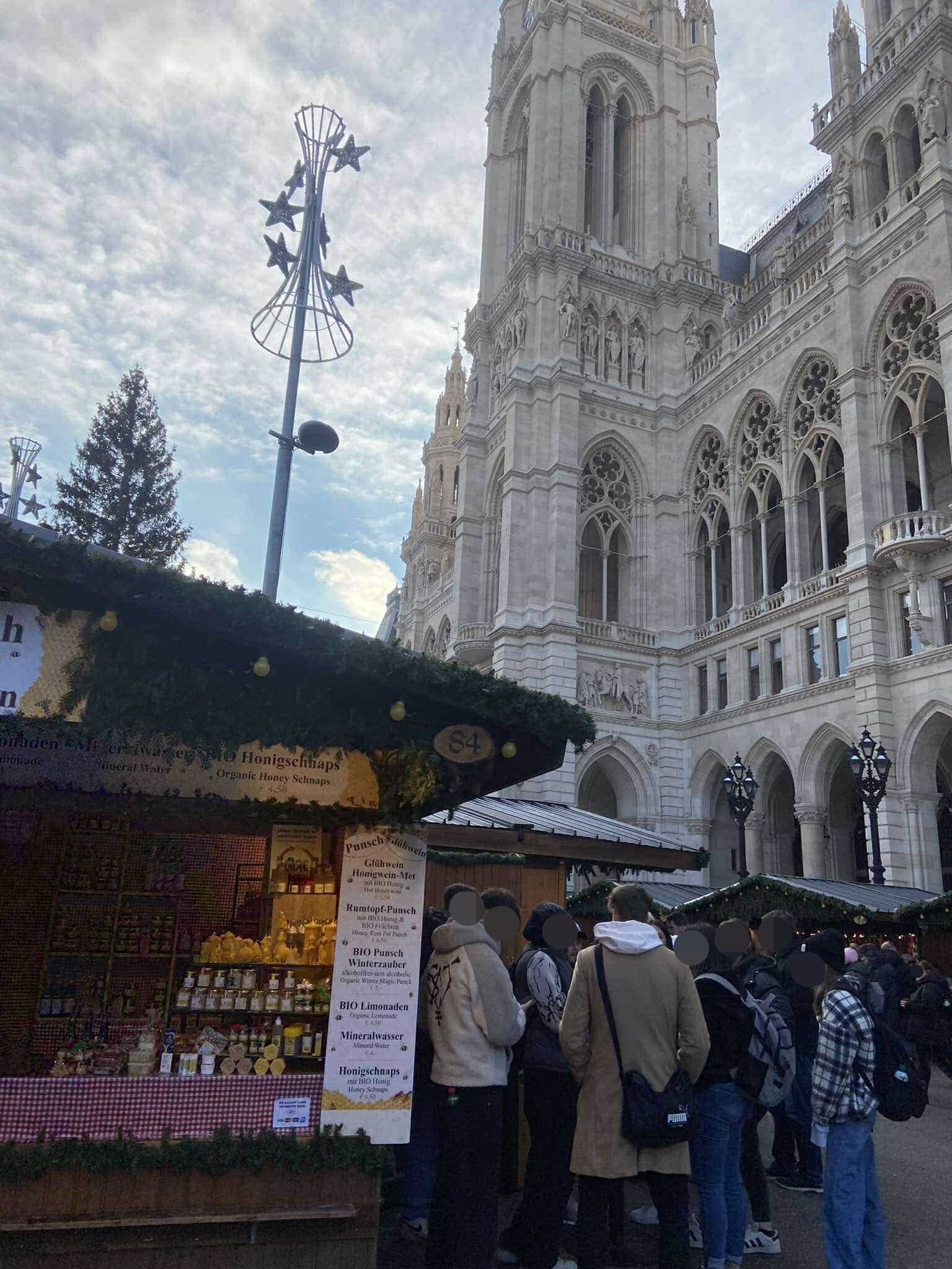 Vianočné trhy na Radničnom námestí (Rathausplatz).