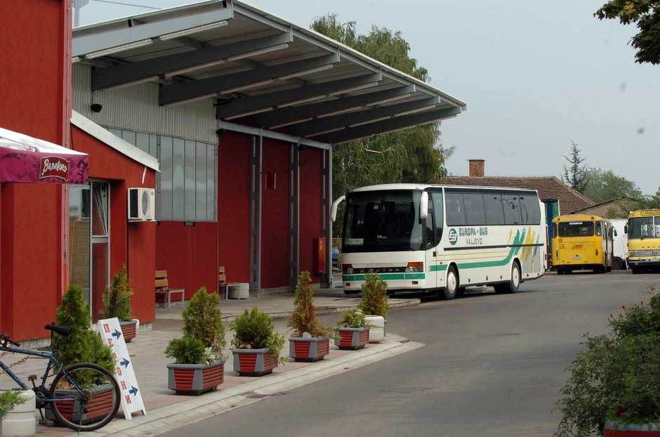 Valjevski autobuski prevoznik "Evropa bus" angažovao je pet profesionalnih vozača iz Šri Lanke