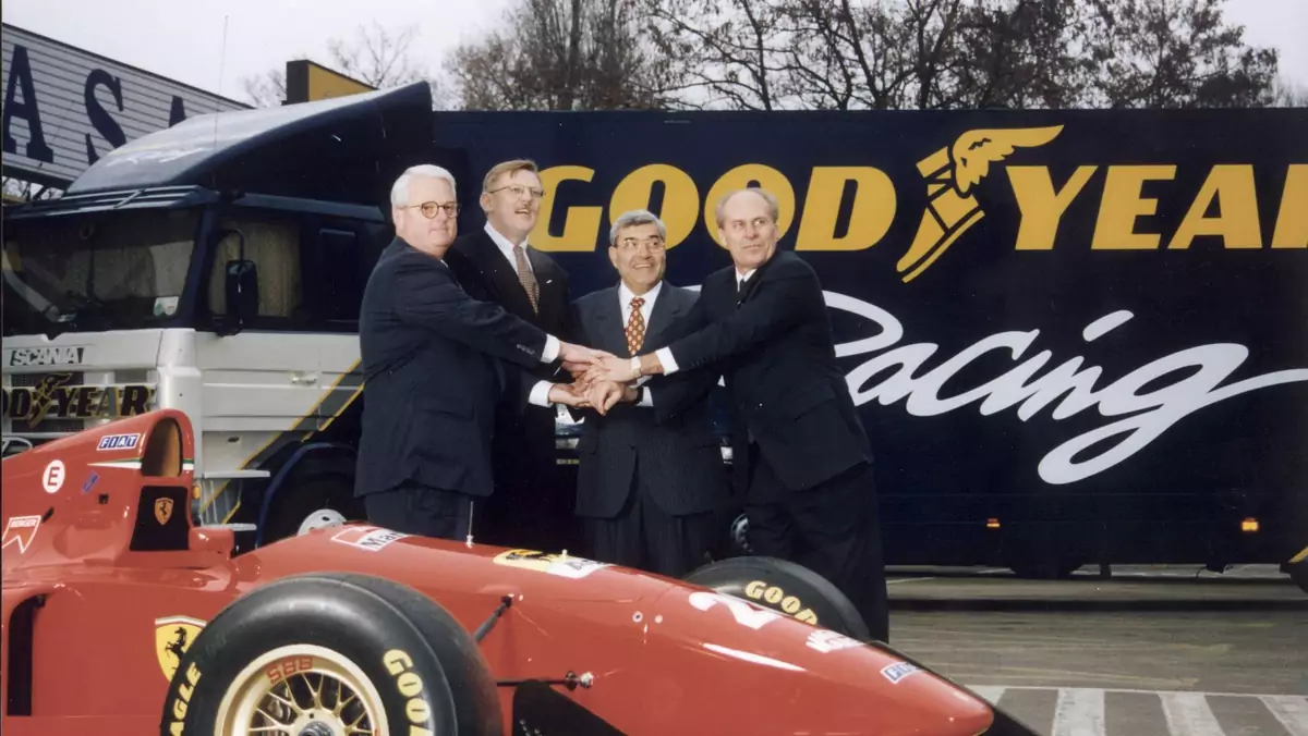 Goodyear i Dębica rozpoczynają współpracę. Od lewej Wiliam J. Sharp, Zdzisław Chabowski, Sylvain G. Valensi, Lowell Dunckel, fot. z 3 grudnia 1995 r.