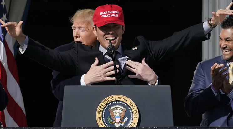 Donald Trump amerikai elnök így ölelte át hátulról Kurt Suzuki baseballsztárt, amiért az a kampánysapkáját viselte /Fotó: Getty Images