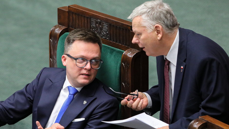 Marszałek Sejmu Szymon Hołownia i poseł PiS Marek Suski. Sejm, 21 grudnia 2023 r.