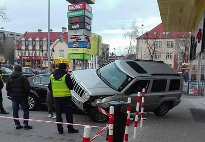 Chciał zaparkować. Zniszczył sklep i samochody