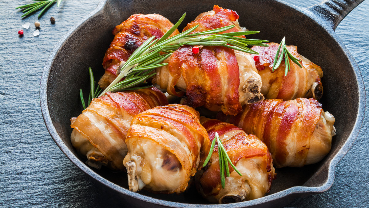 Potrawy z drobiu: roladki z kurczaka zawijane w bekonie - przepis
