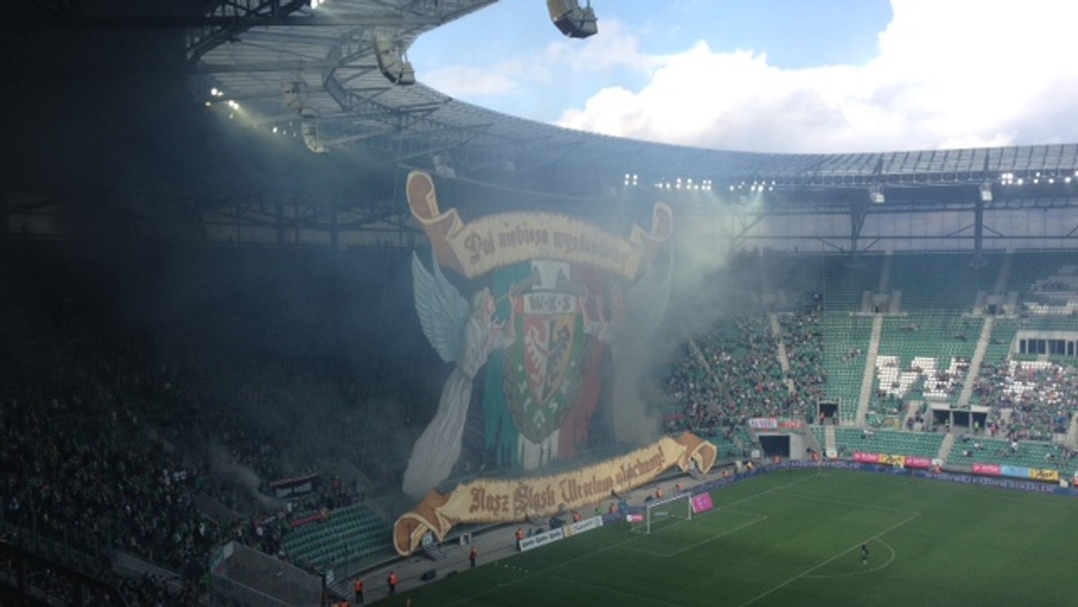 Tomasz Smolarz, wojewoda dolnośląski, zamknął dwie trybuny na Stadionie Śląska Wrocław. To efekt odpalenia rac i petard hukowych podczas derbowego meczu Śląska z Zagłębiem. O zamknięcie części stadionu wnioskowała policja.