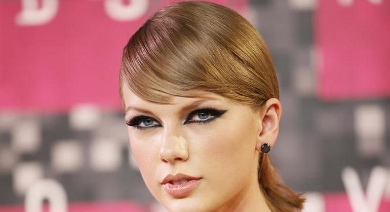 Recording artist Taylor Swift arrives at the 2015 MTV Video Music Awards in Los Angeles, California, August 30, 2015. REUTERS/Danny Moloshok