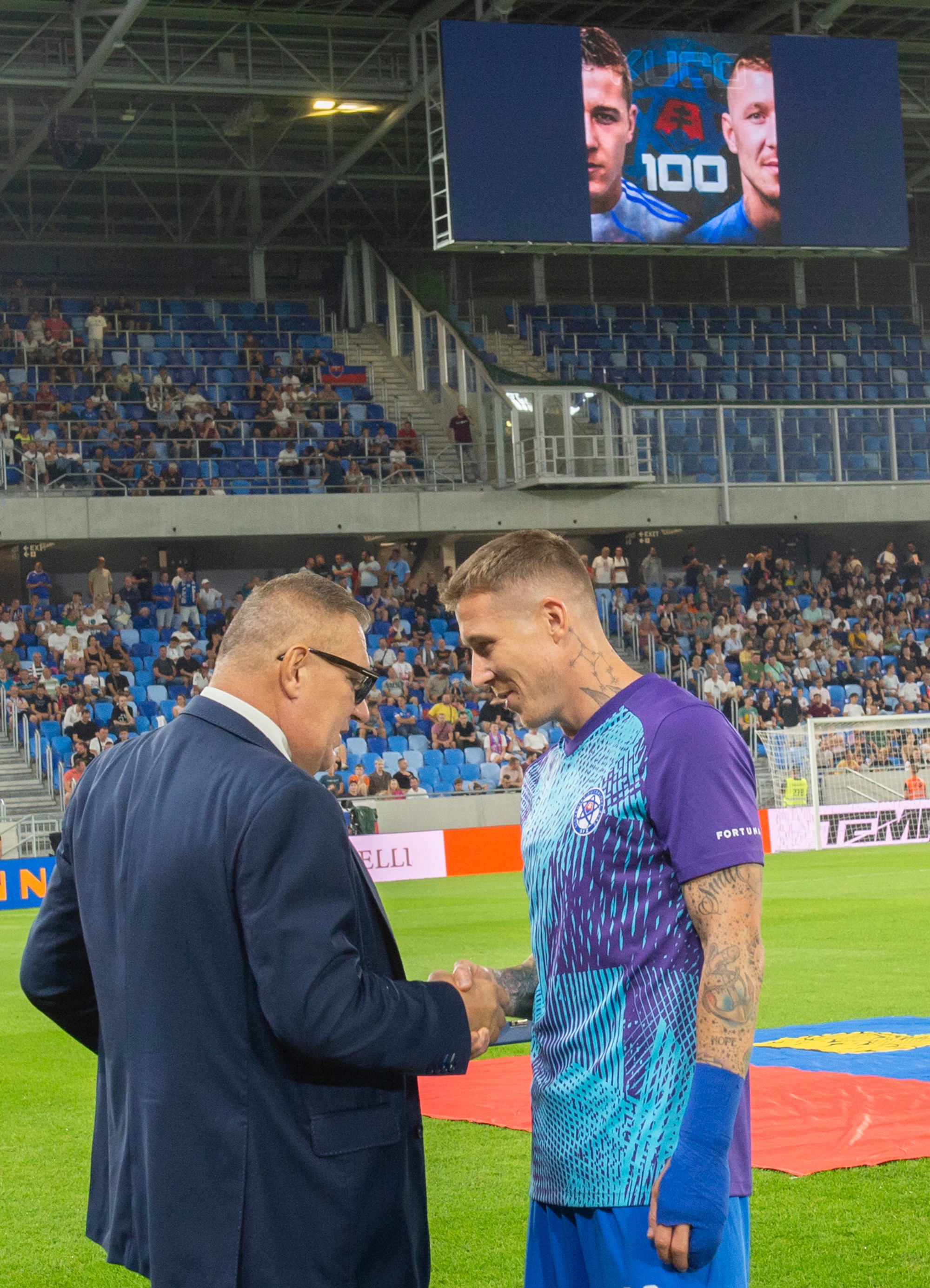 Vľavo prezident SFZ Ján Kováčik gratuluje Jurajovi Kuckovi k 100. zápasu v reprezentačnom drese.