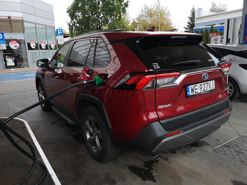 Toyota RAV4 2,5 Hybrid czym różni się od starego modelu?