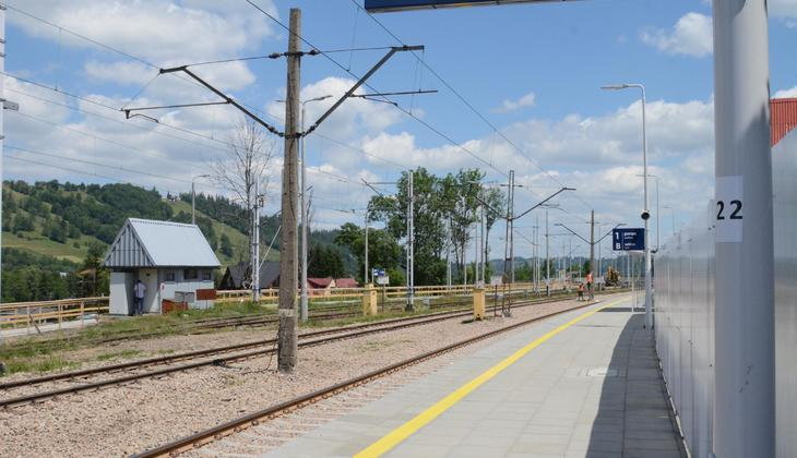 Tymczasowy peron w Zakopanem służy pociągom do przyjazdów i odjazdów