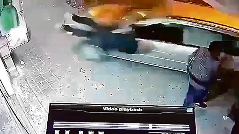 "Fordom" prvo oborili muškarca ispred pekare 