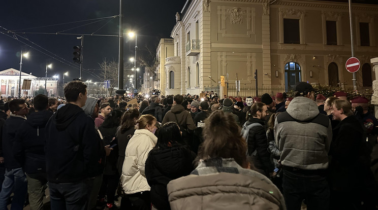 Feszült a helyzet a Fidesz-székháznál / Fotó: Blikk