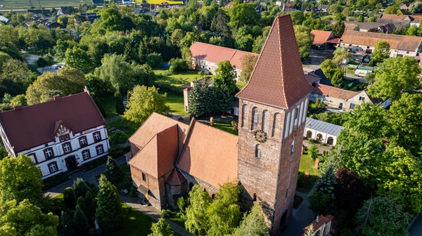 Świątynia wzmiankowana już w 1257 roku powstała w XIII wieku jako późnoromański, obronny kościół. 