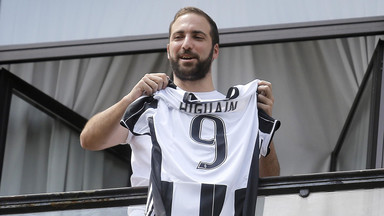 Gonzalo Higuain zaprezentował koszulkę Juventusu, chce dać radość kibicom