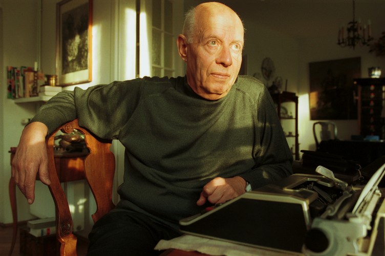 5. sierpnia - Reżyser teatralny, eseista i pedagog, wieloletni dyrektor stołecznego Teatru Współczesnego - Erwin Axer zmarł w wieku 95 lat.