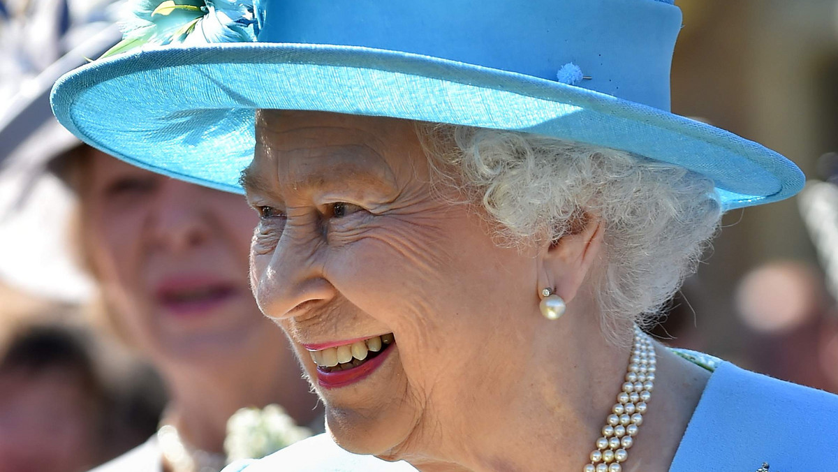 Brytyjska królowa Elżbieta II w ostatnim roku finansowym, do początku kwietnia 2014 r., osiągnęła rekordowo wysoki przychód - 54,99 mln funtów - z opłat od turystów odwiedzających jej pałace w czasie, gdy sama ich nie użytkuje.