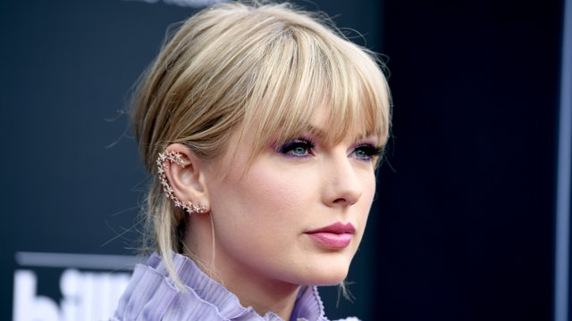 Hiába a díjeső, összetörte 4 millió forintos gyűrűjét Taylor Swift