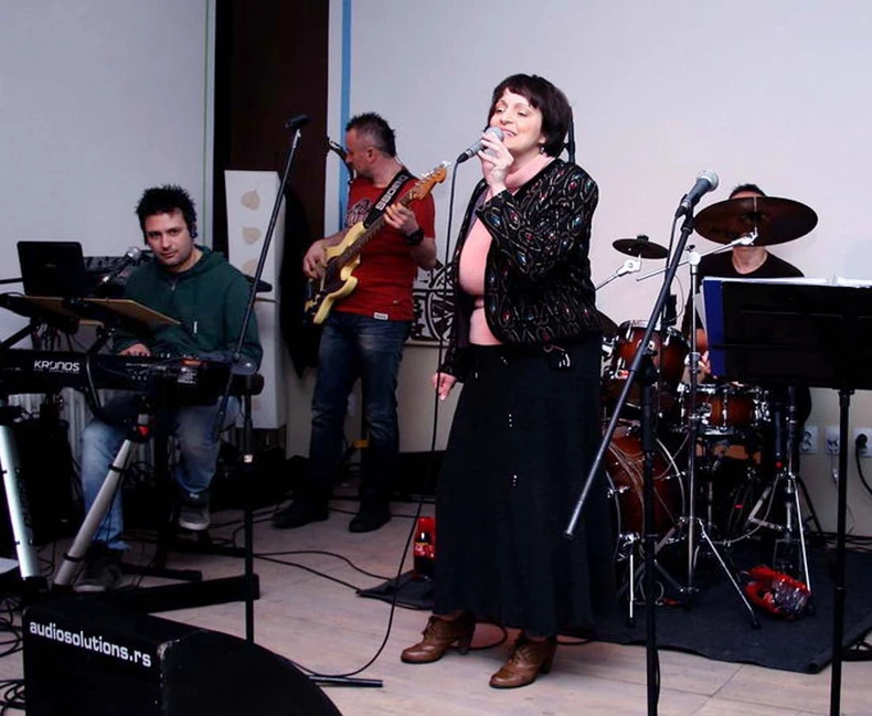 Hajnalka Buš i pratežći orkestar: U subotičkom klubu „Skladište“ održan je humanitarni koncert sa kojeg je sav prihod namenjen poridici Branke Vukotić