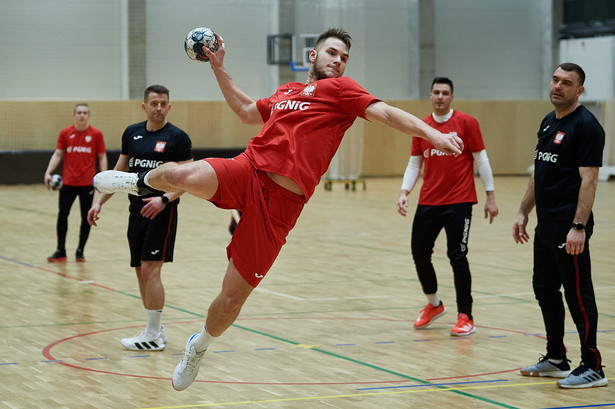 Zawodnik reprezentacji Polski Bartłomiej Bis (L) i drugi szkoleniowiec reprezentacji Polski Bartosz Jurecki (P) podczas treningu kadry w Bratysławie