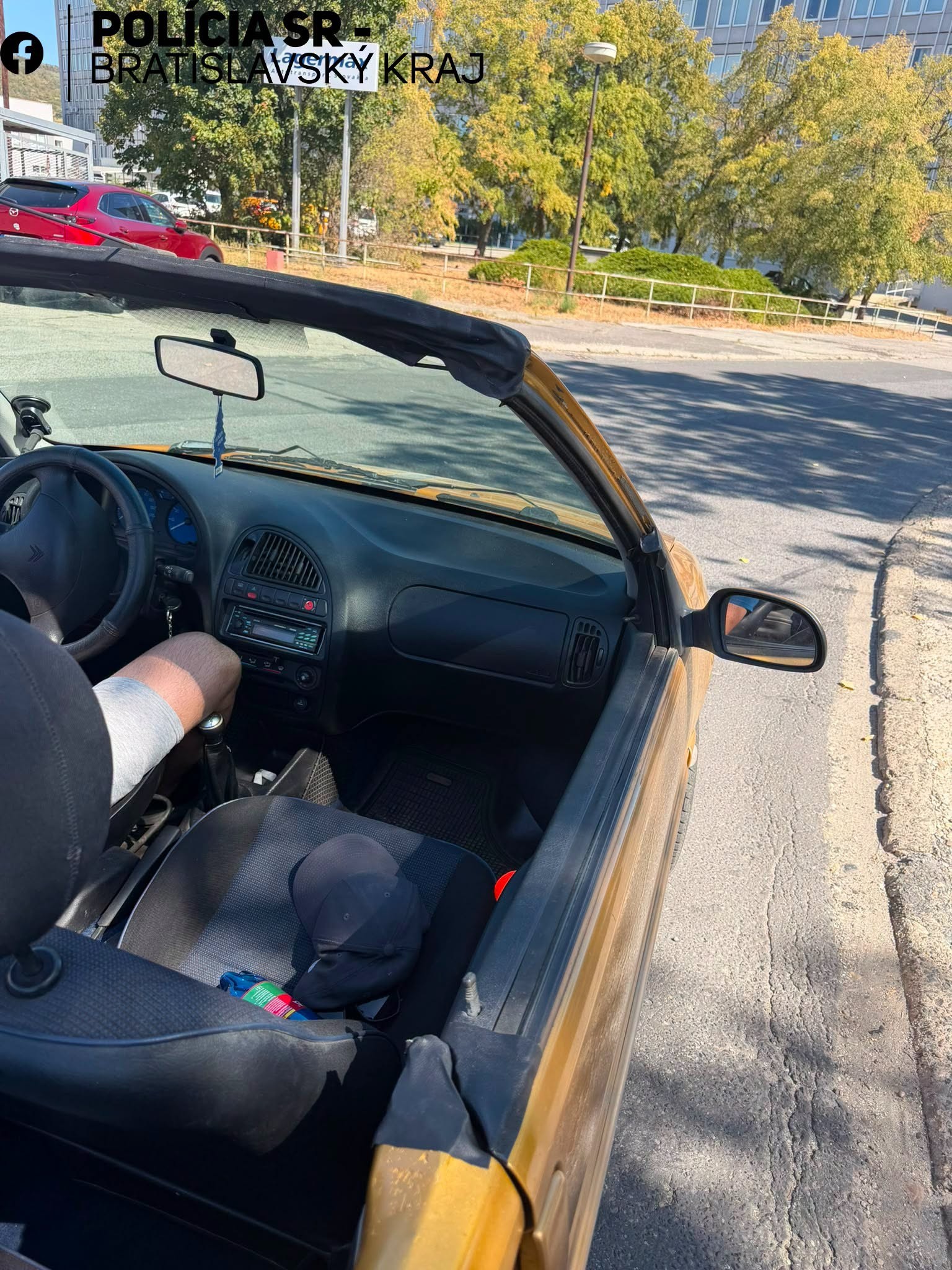 Policajti vodičovi udelili pokutu.