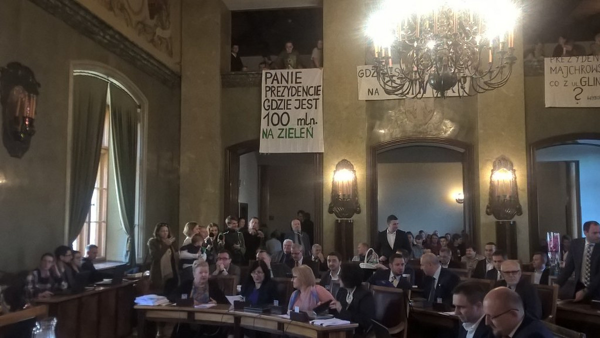 "Panie prezydencie gdzie jest 100 mln na zieleń" - z takim transparentem na sesję rady miasta przyszli mieszkańcy. W ten sposób krakowianie chcieli przypomnieć władzom miasta o złożonych obietnicach. We wrześniu prezydent Jacek Majchrowski obiecał wydać w przyszłym roku na zieleń 100 milionów złotych. Jednak w projekcie budżetu na przyszły rok na ten cel urzędnicy zarezerwowali jedynie niewiele ponad 43 mln złotych.