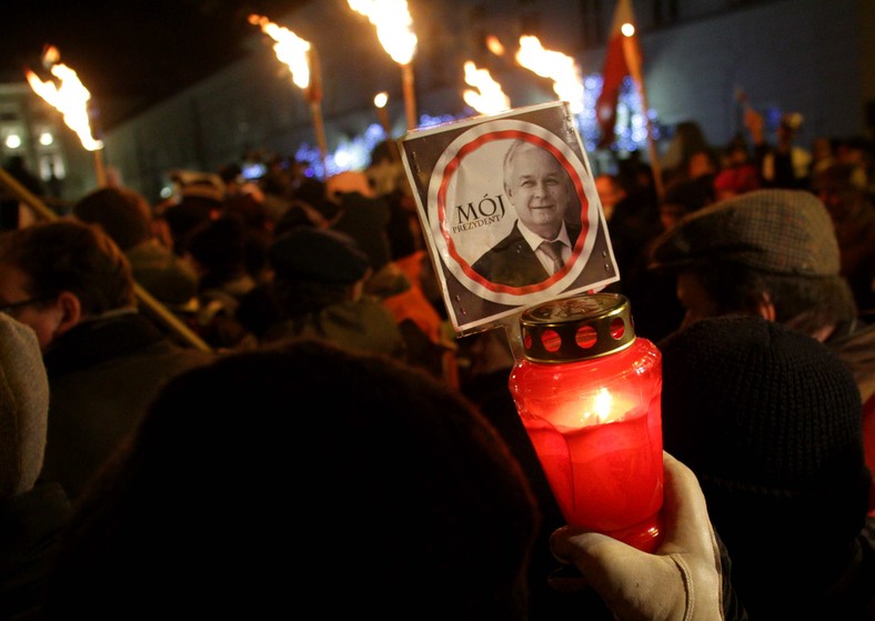 Warszawa, 10.12.2010. W kolejną miesięcznicę katastrofy smoleńskiej ze Starego Miasta pod Pałac Prezydencki przeszedł marsz obrońców krzyża z pochodniami. Na czele marszu szedł Jarosław Kaczyński. Fot. Marek Zieliński/ Newspix.pl