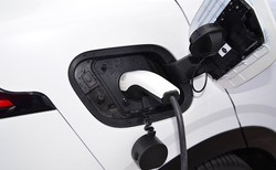 Koncern nadal wierzy w auta elektryczne. Ale przezornie rozszerzy ofertę... hybryd. I to znacząco