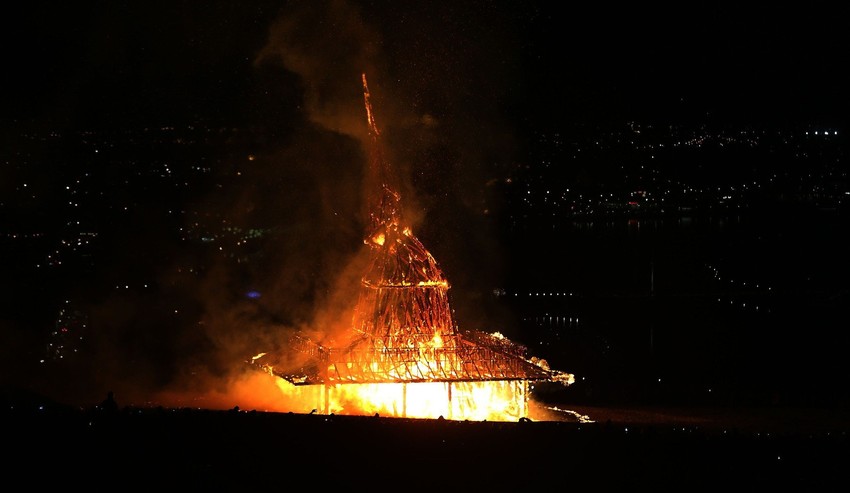 Iako je pravljenje trajalo godinama, konstrukcija je izgorela u tren oka Oko 60.000 ljudi je posetilo ovu konstrukciju i ugraviralo ili ostavilo poruke i uspomene na tužne trenutke. Spaljivanje drvenog hrama zajedno sa porukama smatra se načinom da se ljudi oslobode tereta i da raščiste sa tužnim uspomenama iz prošlosti.