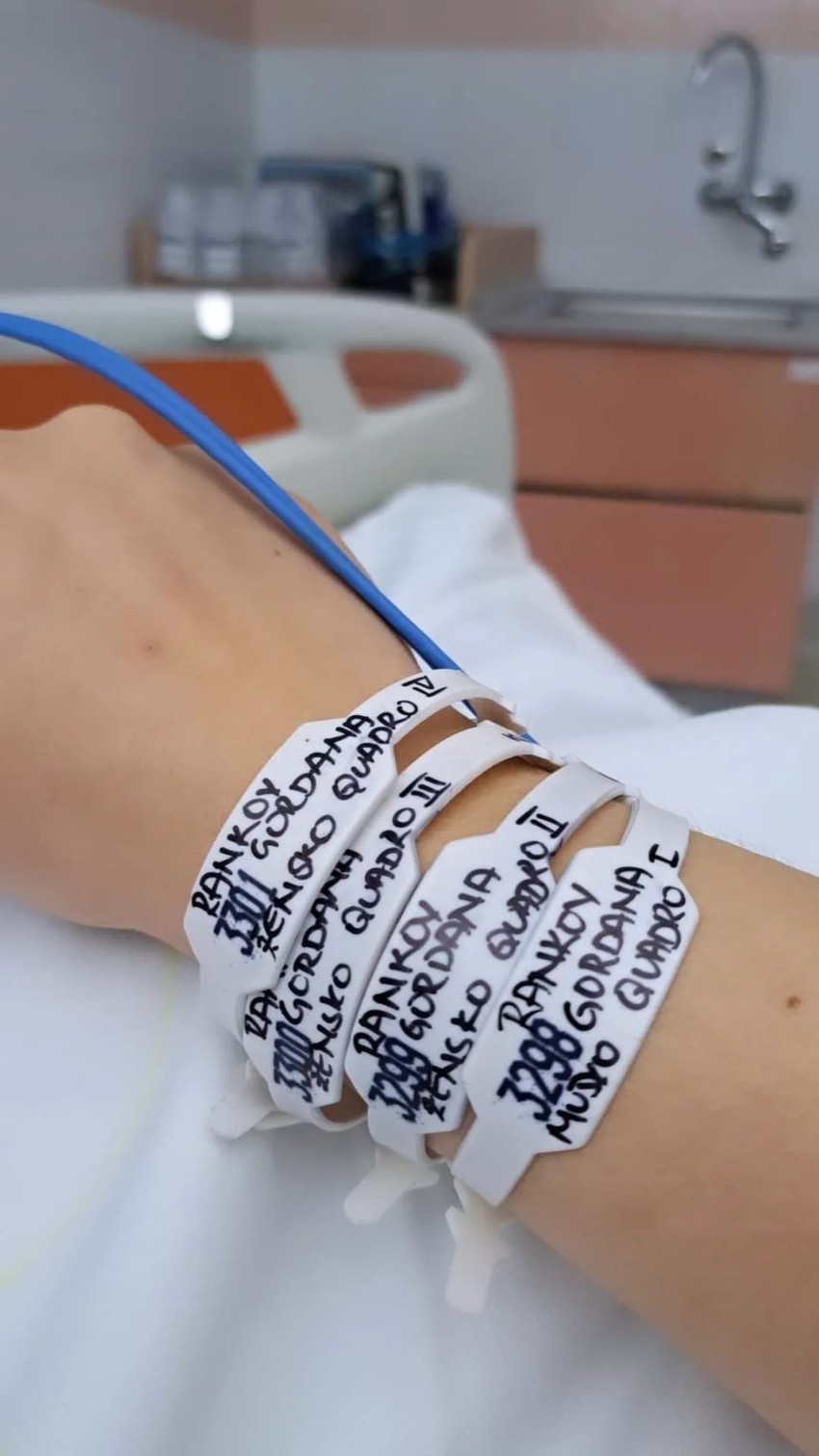 Mama Gordana u porodilištu sa imenima svoje četvoro dece