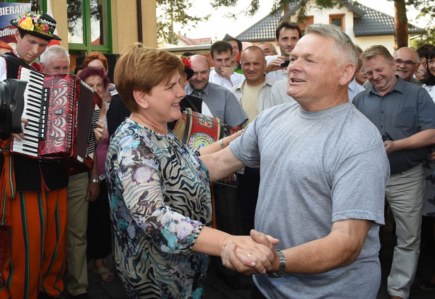 Beata Szydło porwana do tańca. Zobacz WIDEO